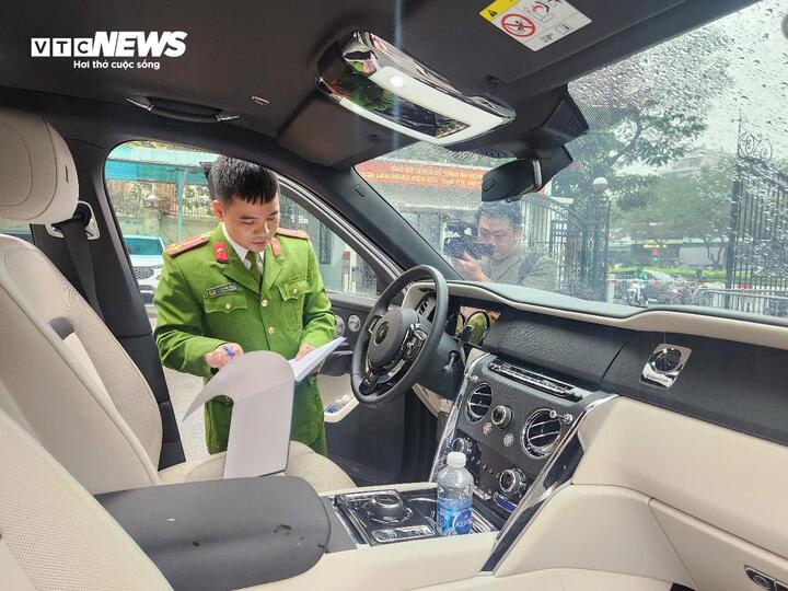 Cau Giay District Police inspect the car seized in the Mr Pips fraud case.