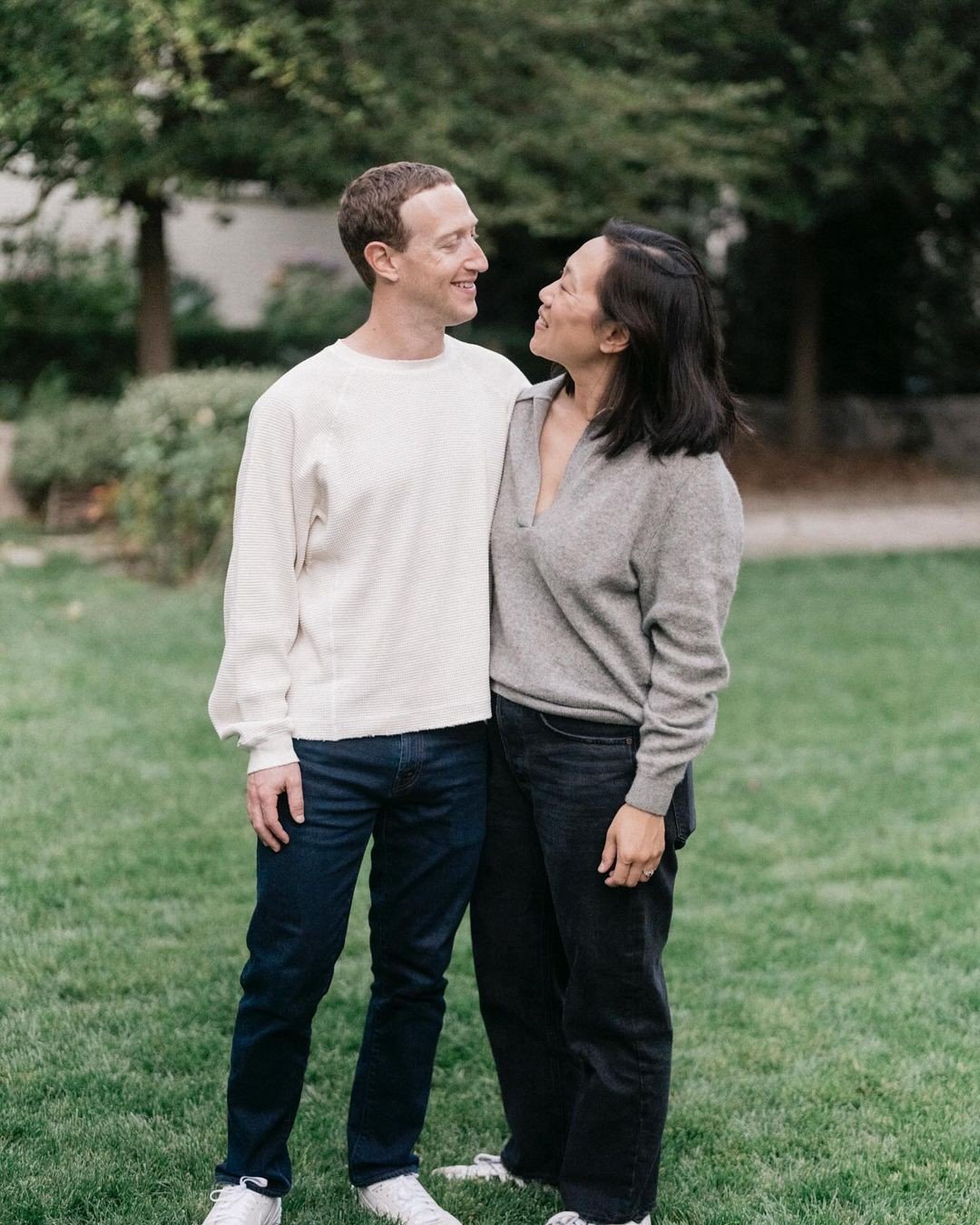 Le patron de Facebook, Mark Zuckerberg, et sa femme attirent l'attention lors de leur mariage à 120 millions de dollars