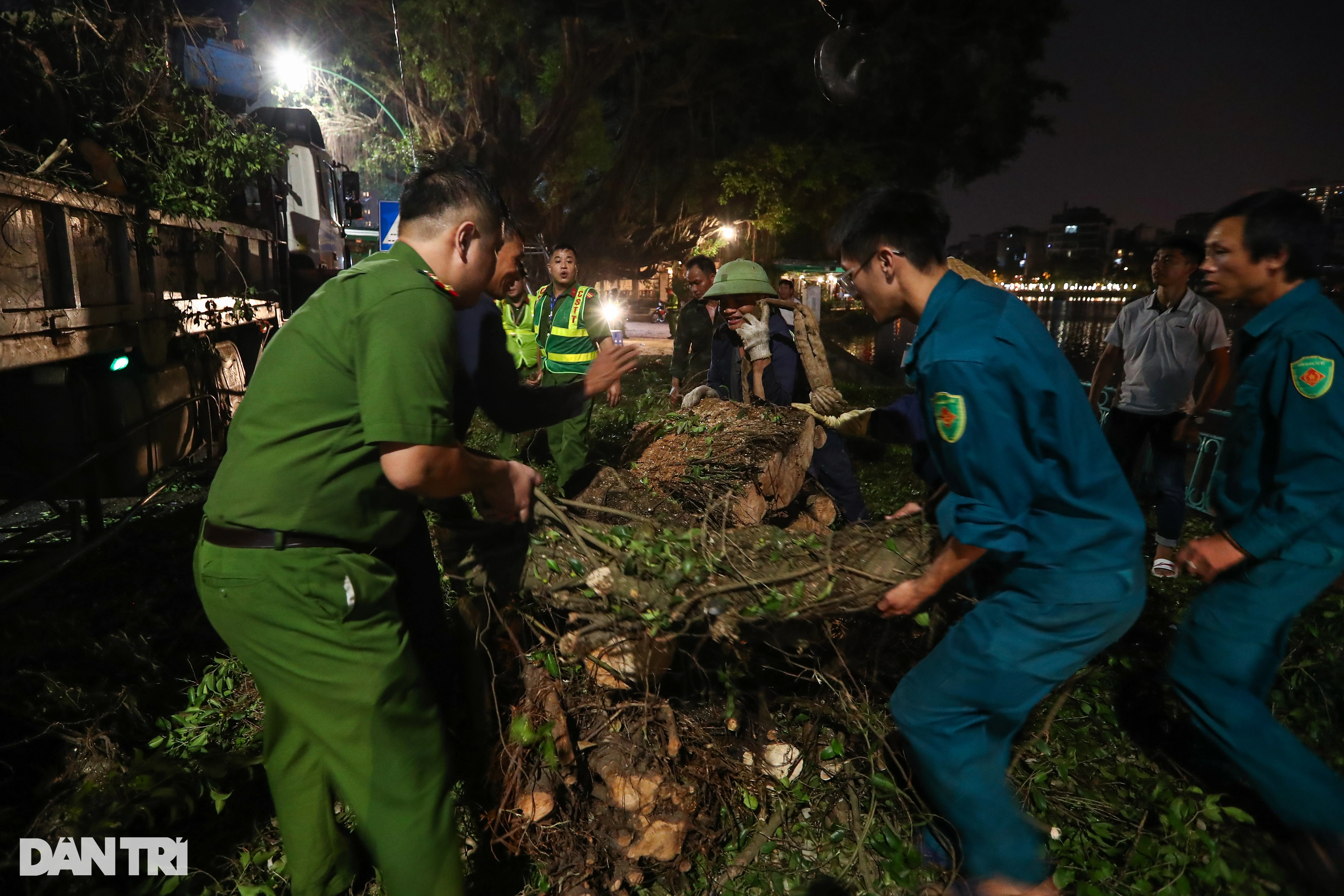 فرق النخبة من المحليات تعمل طوال الليل لتنظيف الأشجار لدعم هانوي