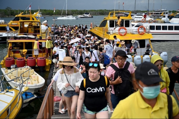 インドネシアは交通渋滞を軽減するため、バリ島に観光客向けのシャトルバスを配備