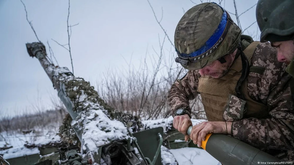 Ukrainische Soldaten bereiten Munition vor. Foto: DW