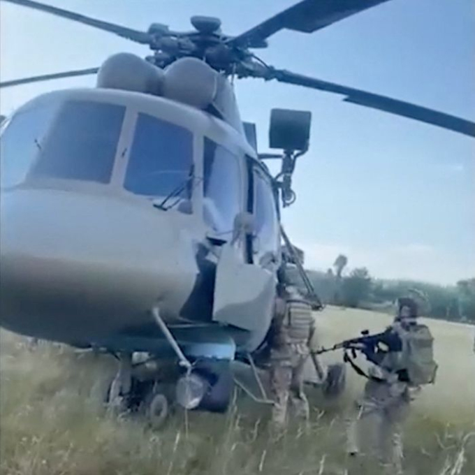 ウクライナ軍情報部員が、亡命パイロットが持ち込んだロシアのMi-8ヘリコプターに接近している。写真：GUR