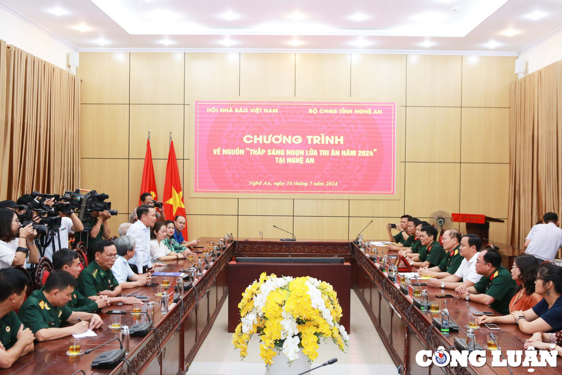 Vietnam News Agency presents commemorative medal to Nghe An provincial military command. Image 1