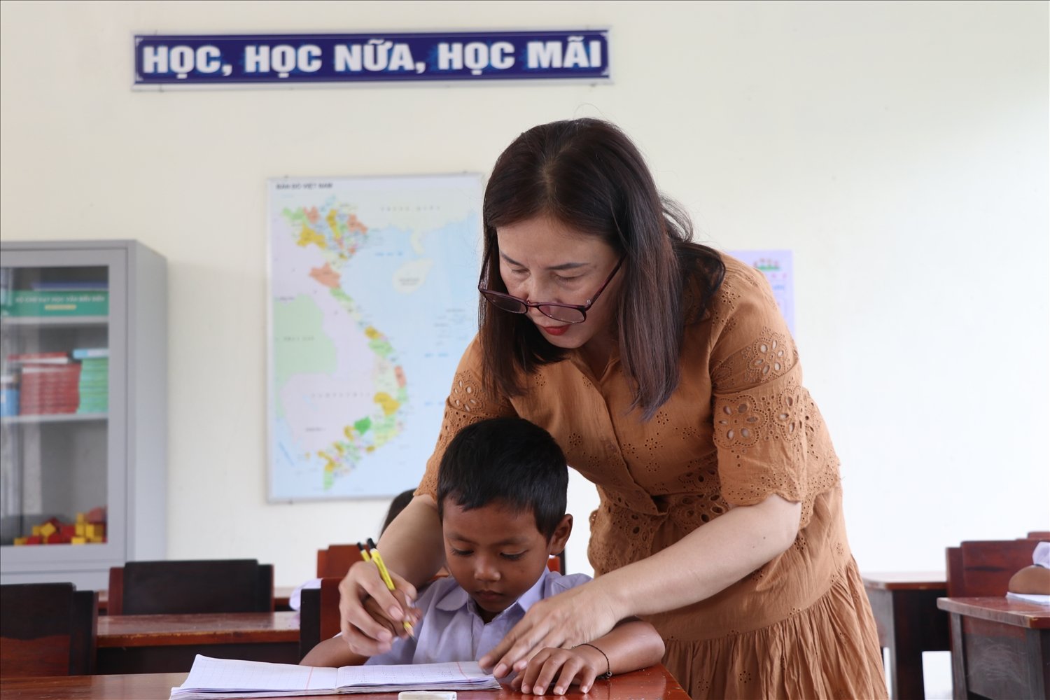 Ngoài giờ học chính thức, cô Nguyễn Thị Kim Trinh còn dành thời gian kèm riêng cho học sinh