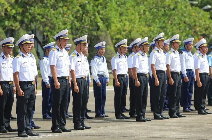  Các lực lượng chuẩn bị cho nghi thức chào cờ sáng ngày 21/4. (Ảnh: T.G/Vietnam+) 