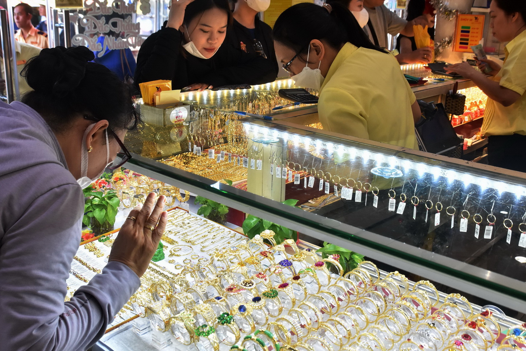 Vàng thế giới lao dốc, giá vàng miếng SJC, vàng nhẫn 99,99 vẫn cao chót vót- Ảnh 1.