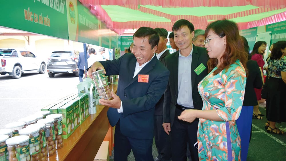 ผู้แทนเยี่ยมชมโมเดลและผลิตภัณฑ์ที่จัดแสดงในงานนิทรรศการ 