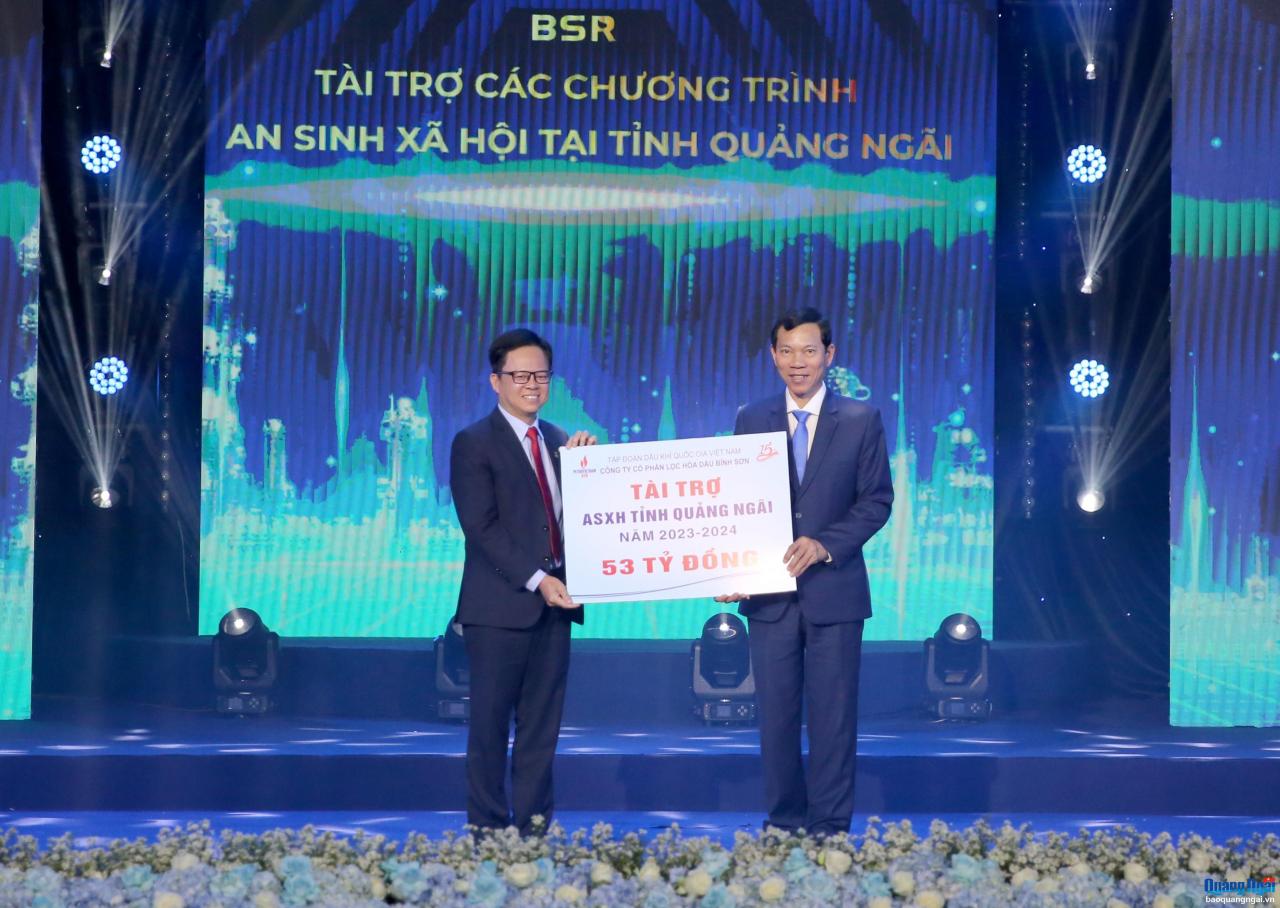 Binh Son Refining and Petrochemical Joint Stock Company awarded sponsorship certificates for social security programs in Quang Ngai province in 2023 - 2024.