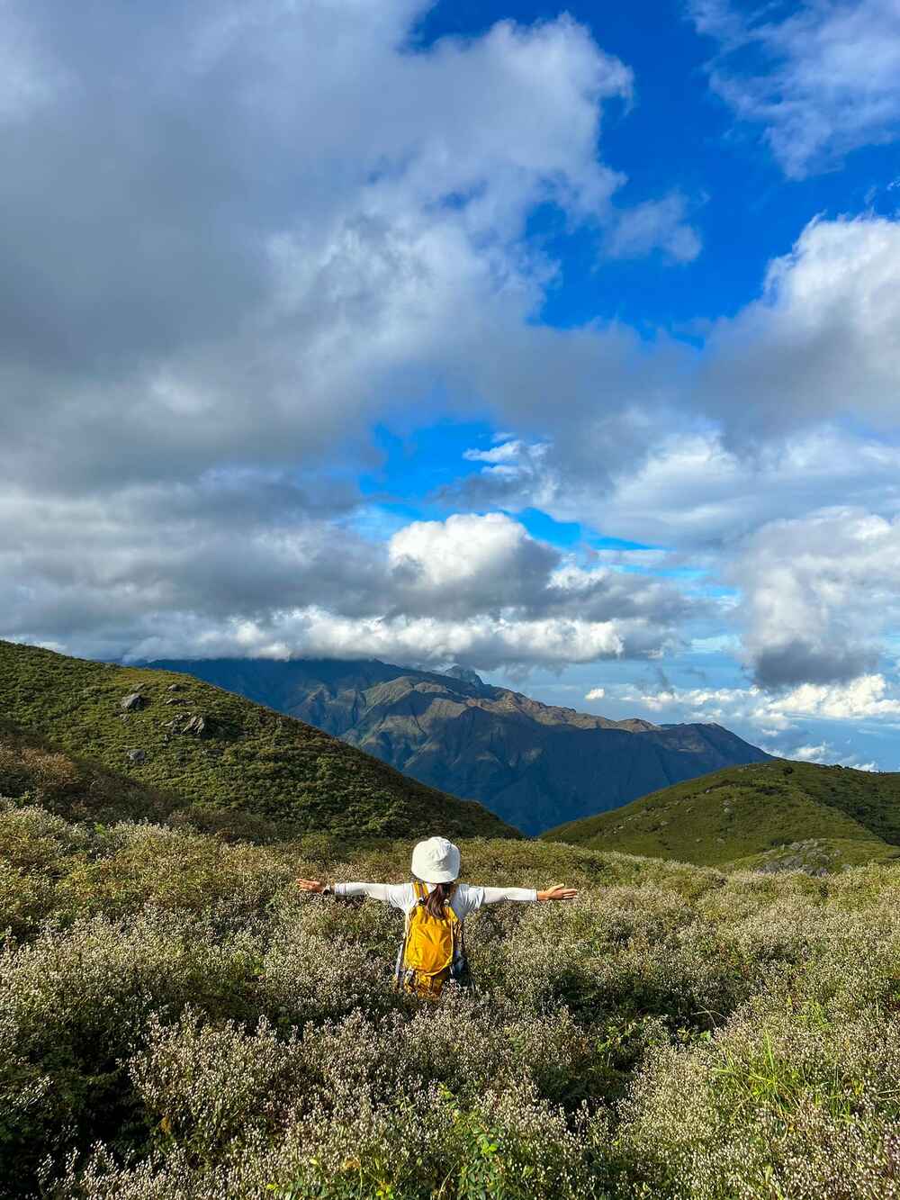 Về kinh nghiệm trekking cho những người mới bắt đầu, chị khẳng định Tà Chì Nhù không có nhiều rừng, chủ yếu là đồi trọc nên cần mang theo mũ, kem chống nắng, áo mưa, đèn pin... Ngoài ra, du khách cũng nên chuẩn bị chút đồ ăn vặt để cung cấp năng lượng nhanh như bánh, socola, hoa quả đề phòng trường hợp bị say nắng, mất sức, tụt đường huyết.