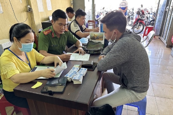 Colocación de 5.000 anuncios de succión de fosas sépticas en postes eléctricos todas las noches en Ciudad Ho Chi Minh - 2