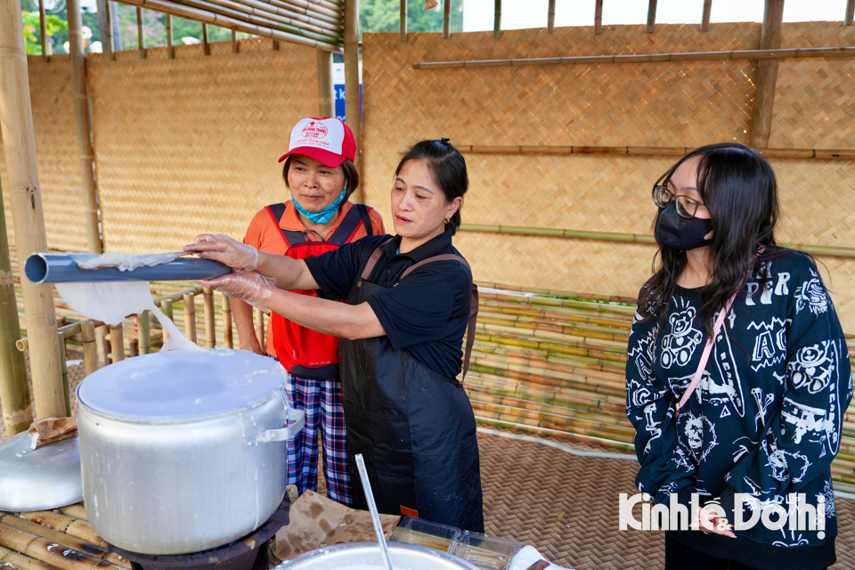 Hanoi Food Culture Festival 2024: Verkehrsstaus wegen Tausender Menschen, die zum Festival kommen - Foto 17