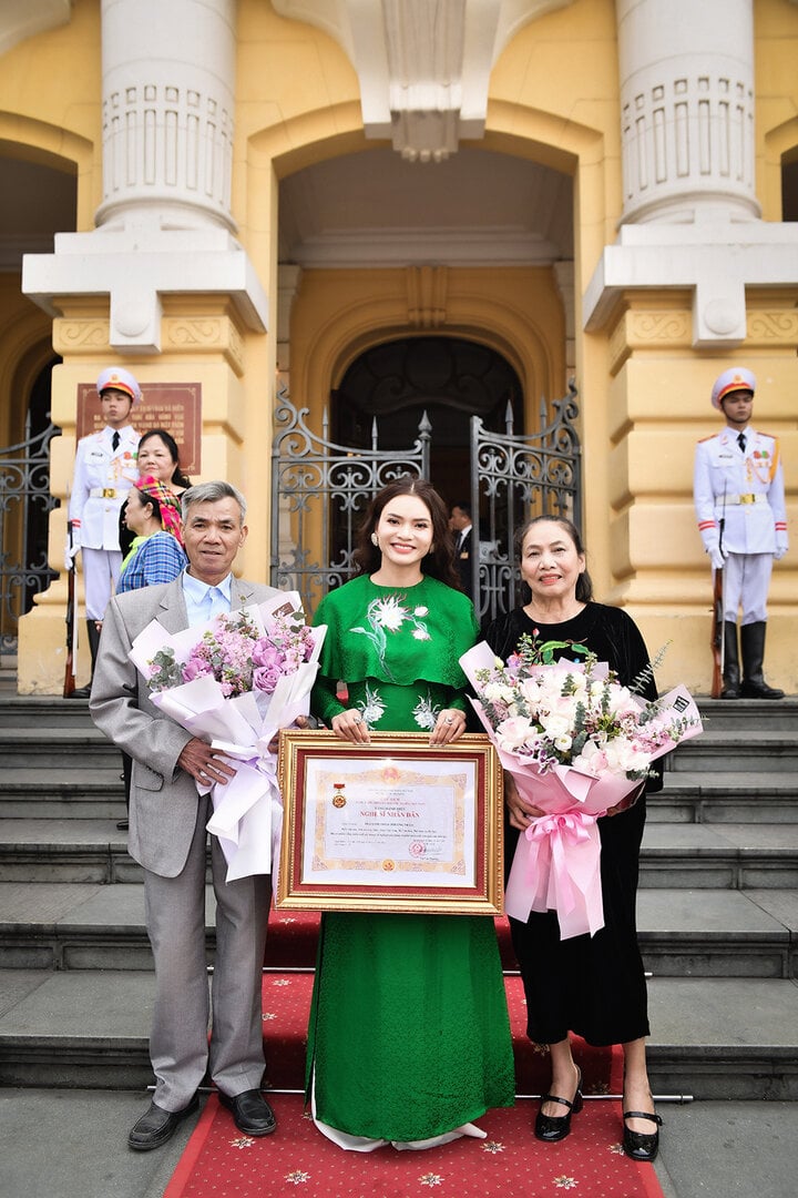 Im vergangenen Jahr erfüllte sich die Sängerin ihren Traum und baute gemeinsam mit ihren Geschwistern ein neues, geräumiges Haus für ihre Eltern in Nghe An. Pham Phuong Thao ist zufrieden, weil sie viele Dinge getan hat, die sie tun wollte. Die Verleihung des Titels „Volkskünstlerin“ hat ihr großes Glück gebracht.