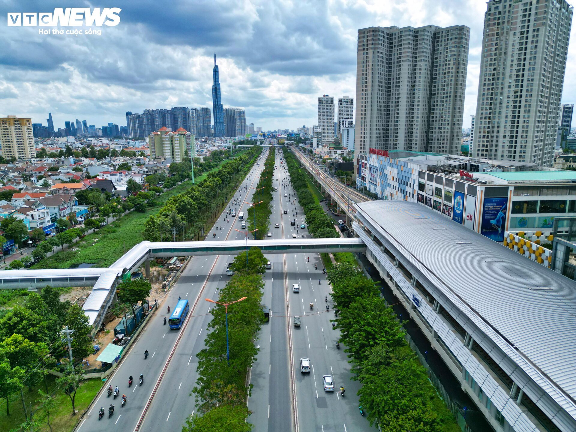 Nahaufnahme von 9 Fußgängerbrücken, die die Metrostation Nr. 1 in Ho-Chi-Minh-Stadt verbinden - 1