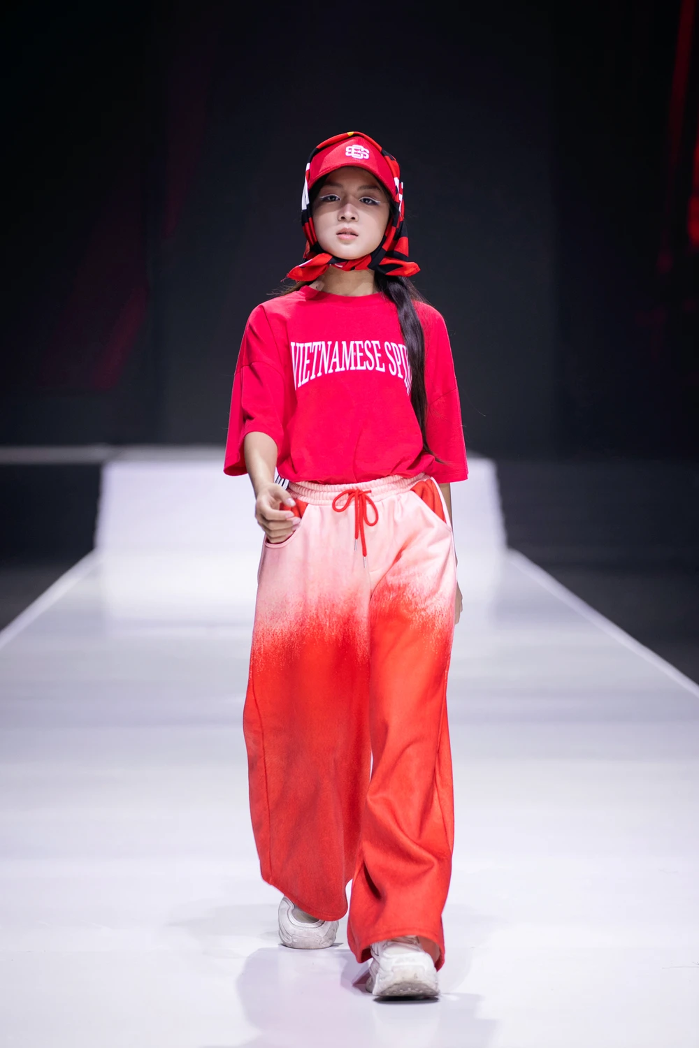 ลุคจากคอลเลกชั่น _Proud Connection_ โดย CANIFA โดย Le Ha ที่งาน Aquafina Vietnam International Fashion Week ประจำฤดูใบไม้ร่วง/ฤดูหนาว 2024(6).jpg