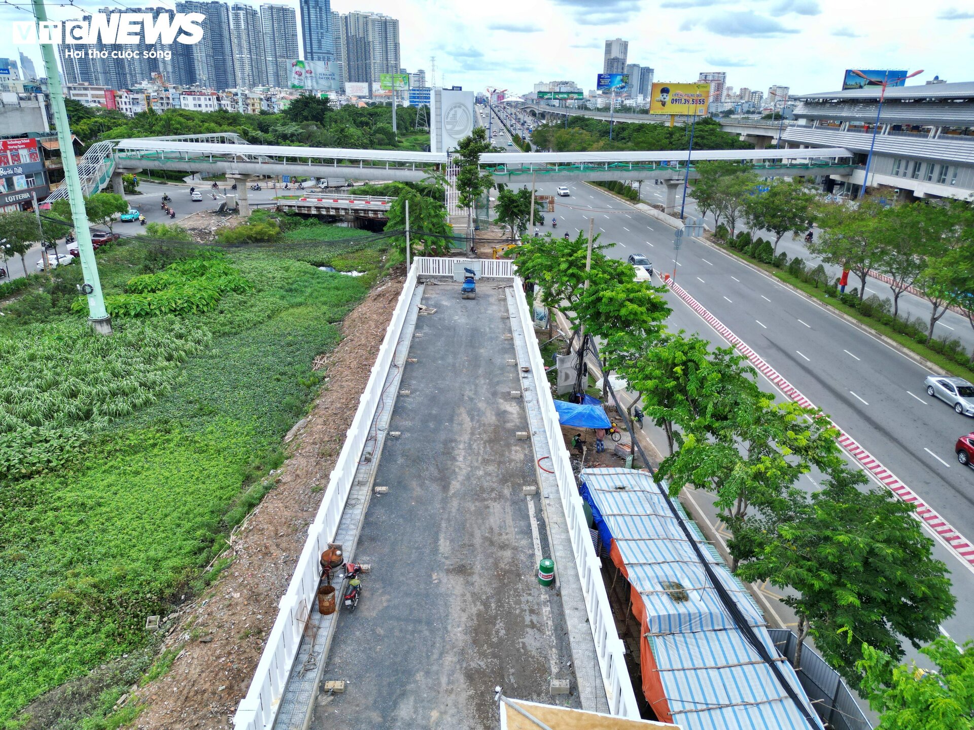 Nahaufnahme von 9 Fußgängerbrücken, die die Metrostation Nr. 1 in Ho-Chi-Minh-Stadt verbinden - 7