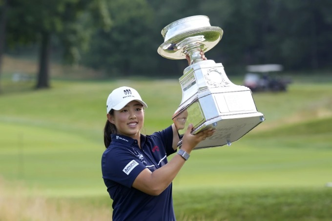 หยินได้ยกถ้วยรางวัลการแข่งขัน Women's PGA Championship เมื่อวันที่ 25 มิถุนายน ภาพ : เอพี