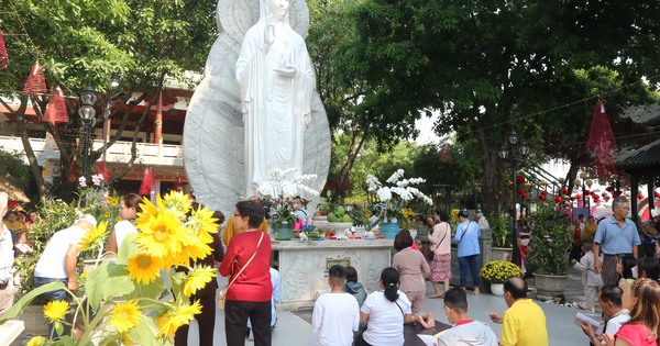 Mùng 1 tết, người dân TP.HCM thành tâm đi lễ chùa