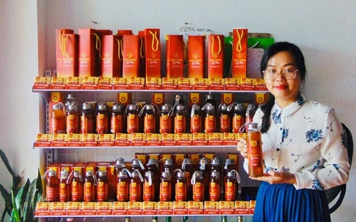 Duong Thuy Luong présente les produits à base de miel de la coopérative d'agriculture propre de La Hien.