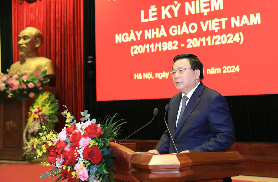 Prof. Dr. Nguyen Xuan Thang spoke at the ceremony.