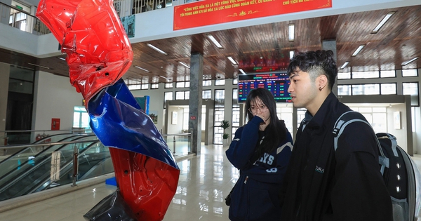 Einzigartige Kunstausstellung am Bahnhof von Hanoi am Neujahrstag