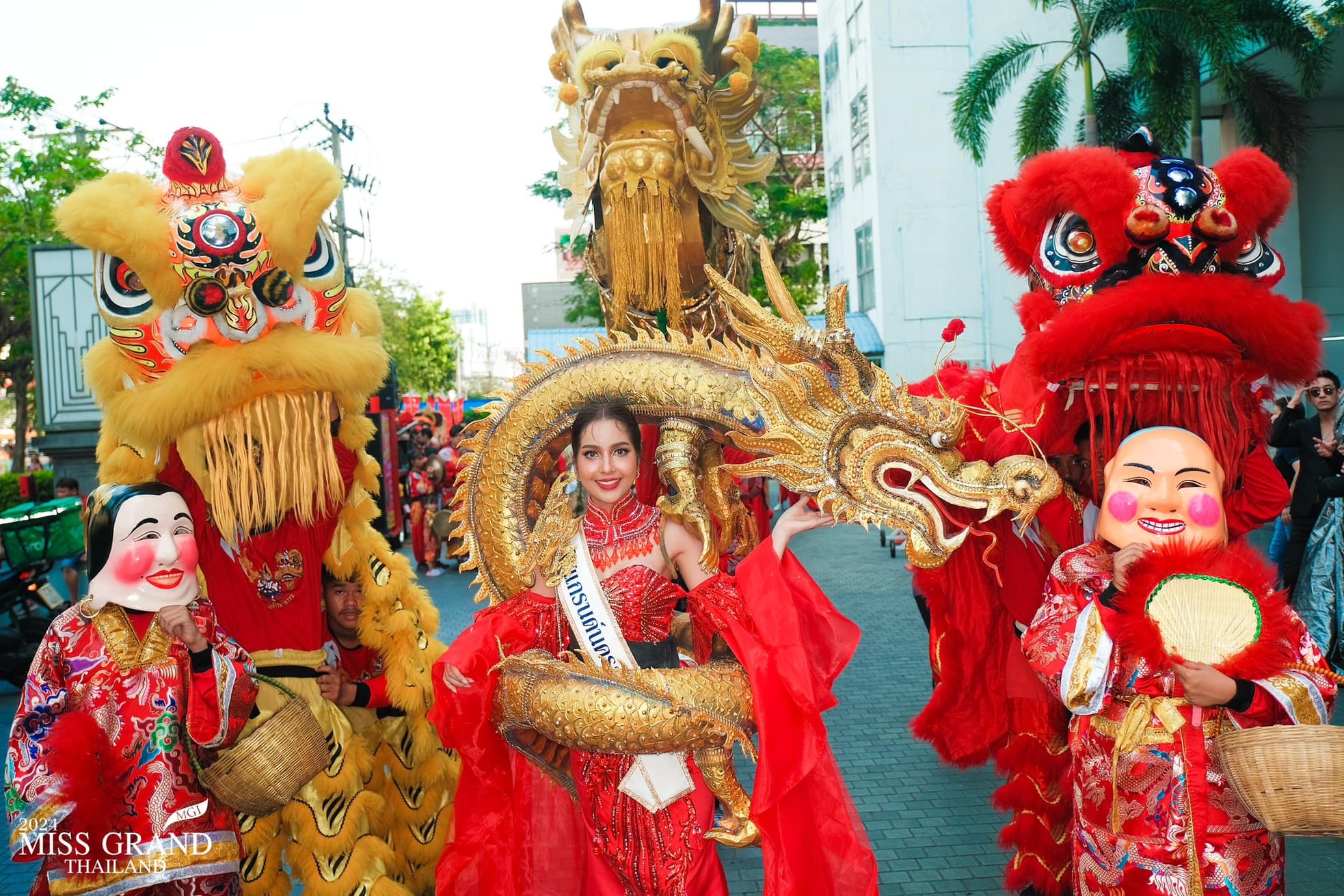 Foto 16 de la concursante de Miss Grand Tailandia bailando en barra