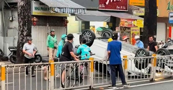 Une conductrice de moto-taxi utilise une brique pour briser la vitre de sa voiture afin de sauver une personne à Ho Chi Minh-Ville