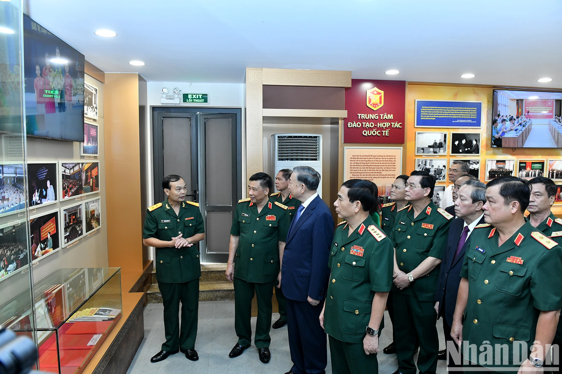 [Foto] Generalsekretär und Präsident To Lam nimmt an der Eröffnungszeremonie des neuen Schuljahres an der National Defense Academy teil. Foto 3