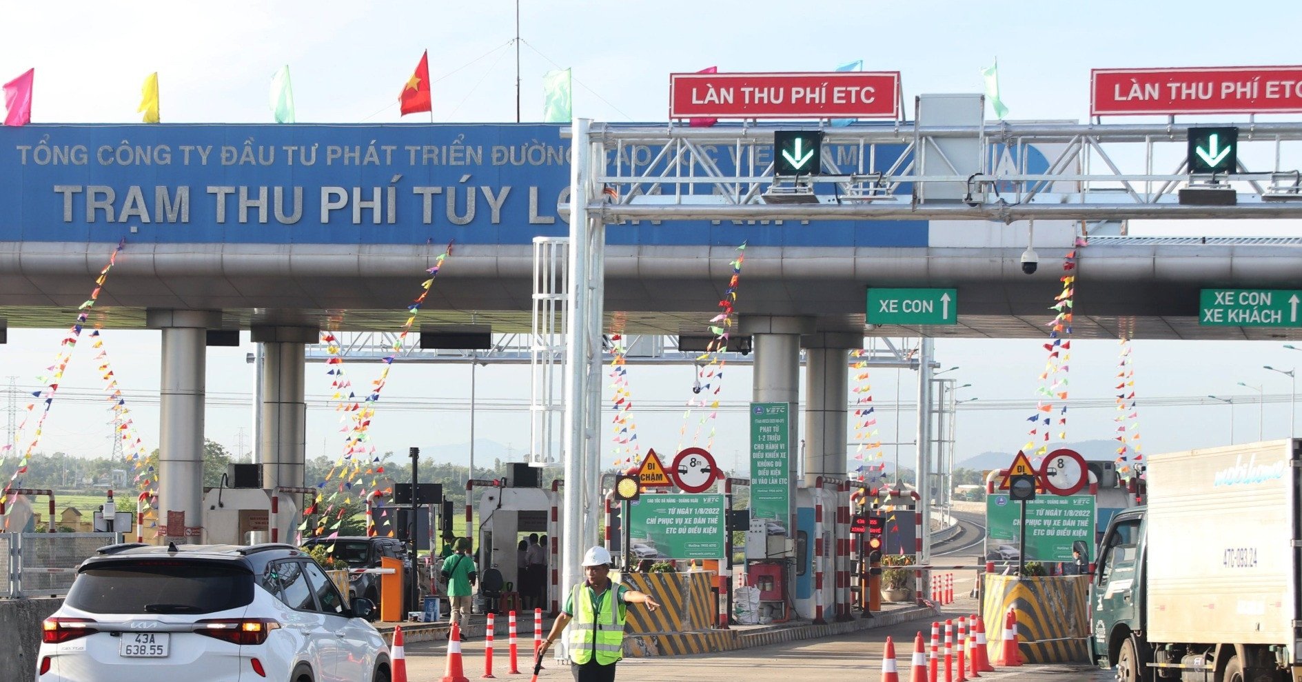 Fahrer wirft Stein und zerschlägt Autofenster auf der Autobahn von Da Nang