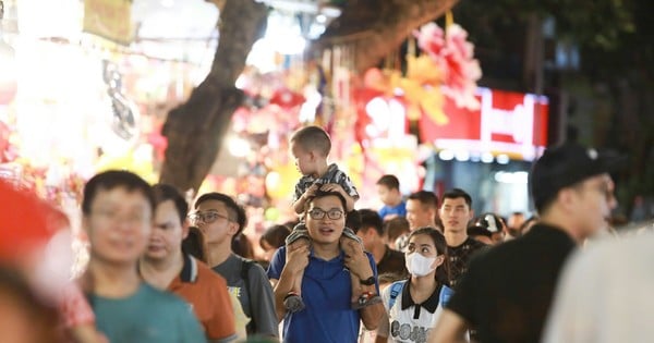 De nombreuses jeunes familles descendent dans la rue pour retrouver la « vieille fête de la mi-automne »