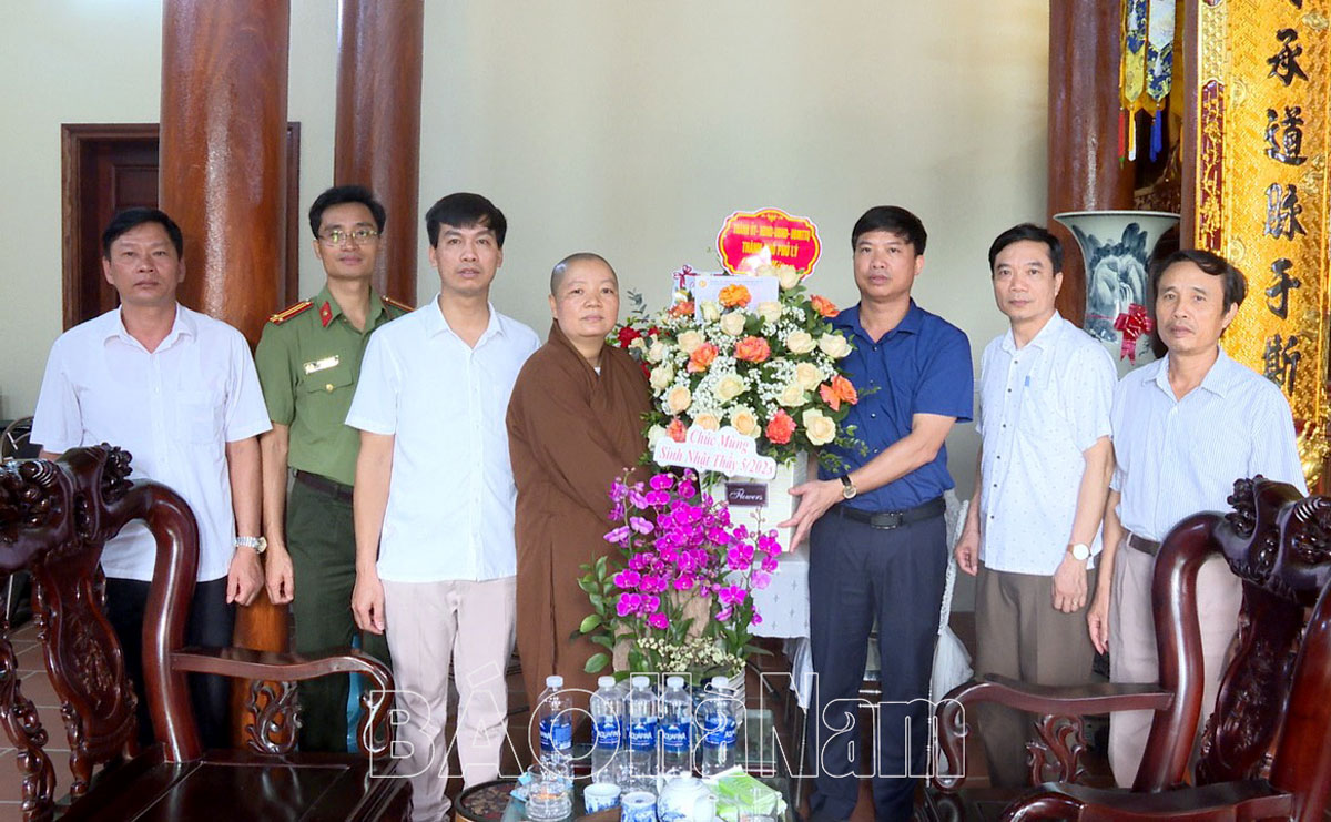 Phu Ly city leaders visited and congratulated Buddha's Birthday at pagodas in the area