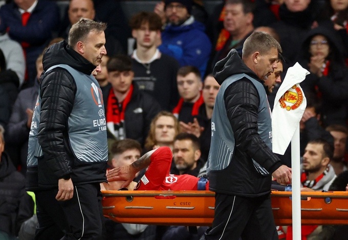 Man Utd mất hai trung vệ trụ cột, HLV Ten Hag vẫn khiến Maguire chạnh lòng - 1