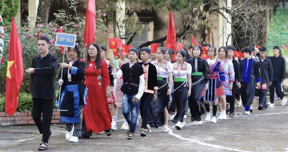 Lai Chau met officiellement en place un programme d'études de 5 jours par semaine