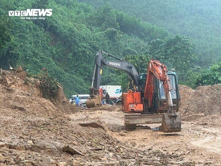 Tuyến đường Hồ Chí Minh, đoạn thuộc thị trấn Khâm Đức, huyện Phước Sơn bị sạt lở với khối lượng đất đá từ taluy dương trút xuống ước tính khoảng 15.000 m3. (Ảnh: Trọng Ý)