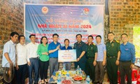La Asociación de Veteranos de la Unión Central de Jóvenes donó dos casas en Ha Tinh