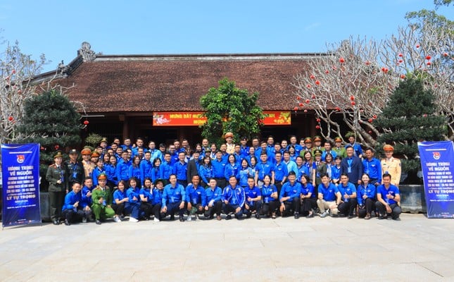 Delegation of Ly Tu Trong Award offered incense to commemorate President Ho Chi Minh photo 12