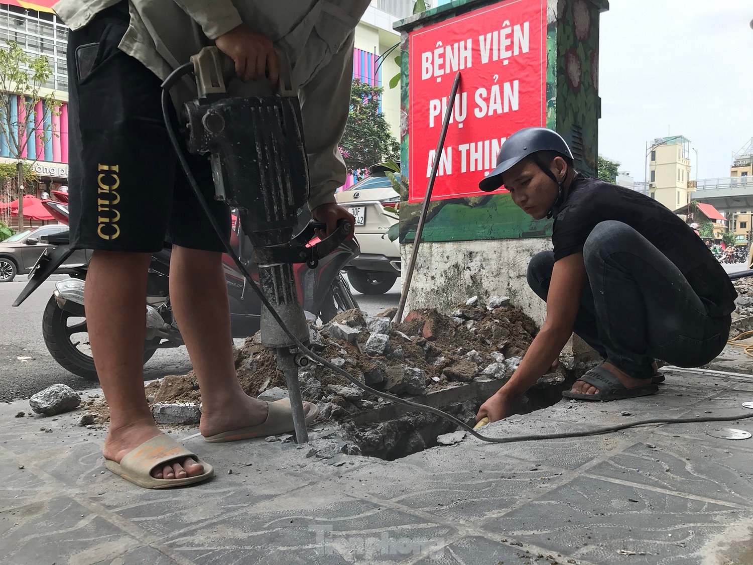 Hanoi: After paving the sidewalk, use a chisel to dig it up to put underground water pipes, photo 2