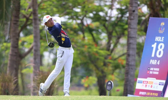 Khanh Hung s'élance sur le 18e trou du dernier tour du stroke play individuel masculin, SEA Games 32, dans l'après-midi du 10 avril. Photo : Bui Luong