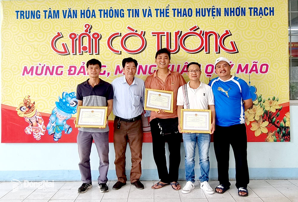Cùng với việc tự tổ chức hoạt động thường xuyên tại xã, anh Võ Thanh Trà (bìa phải) cùng các thành viên trong CLB Cờ tướng xã Vĩnh Thanh còn tích cực tham gia các giải thi đấu do huyện tổ chức. Ảnh: H.Thảo
