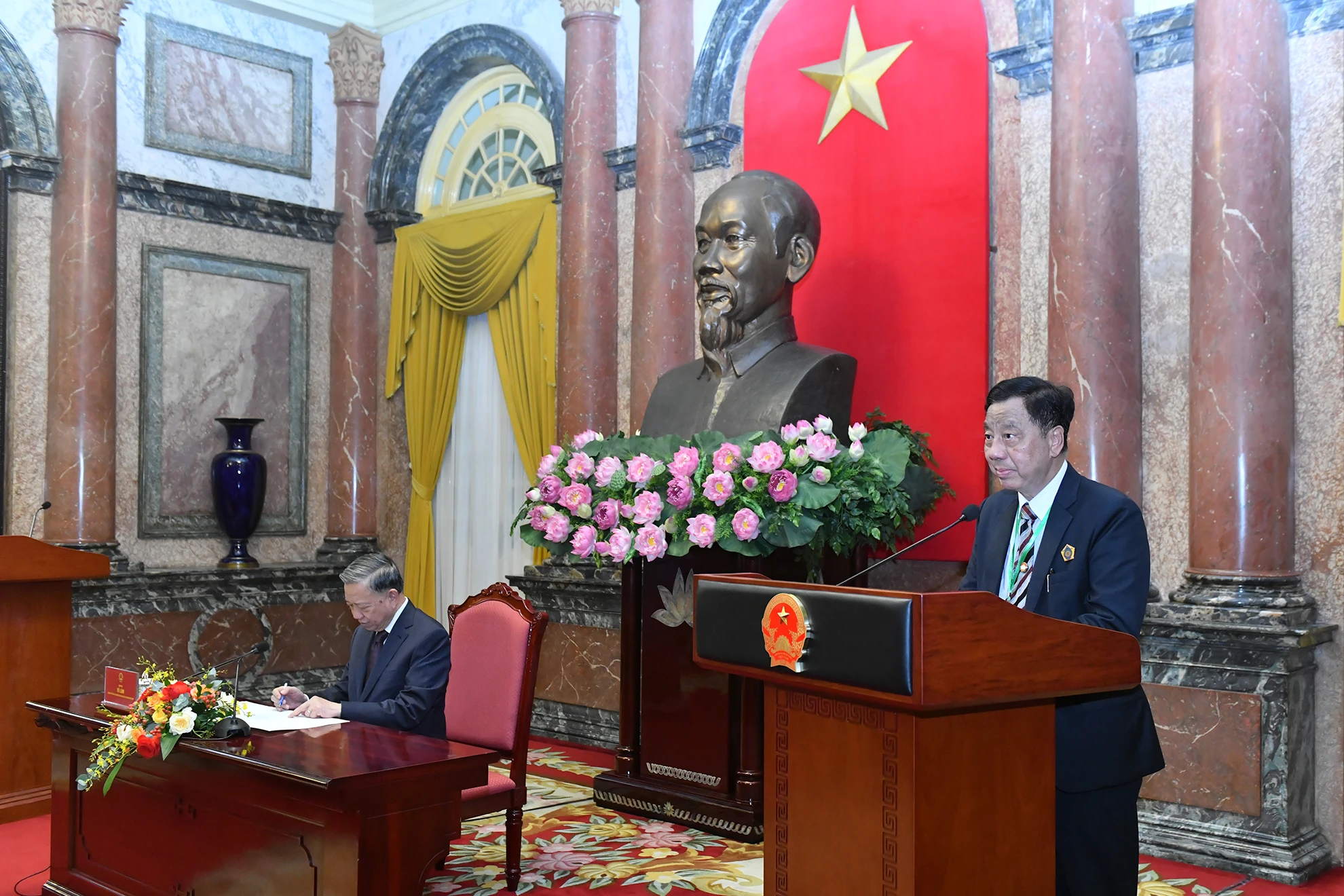 [Foto] El Secretario General y Presidente To Lam recibe a una delegación de destacados vietnamitas en el extranjero. Foto 5