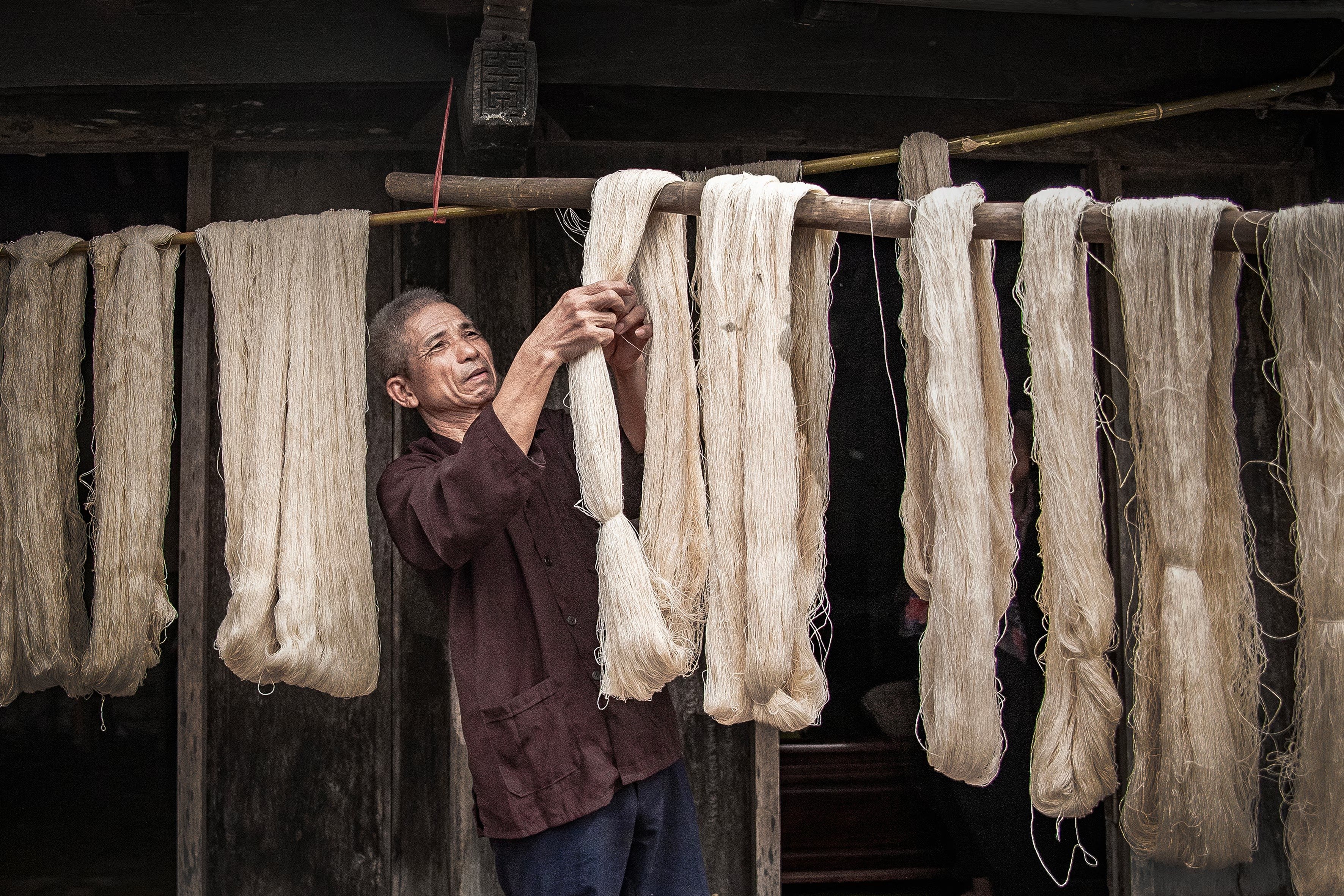 Tissage traditionnel de la soie à Nam Cao