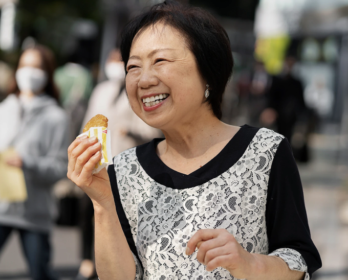 50 歳以上の女性は、脂肪の蓄積を避けるために毎日のカロリー摂取に注意する必要があります。写真: Freepik