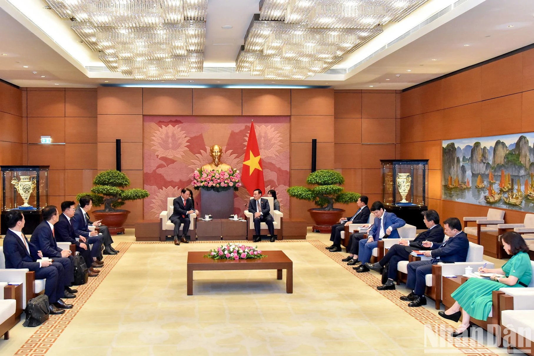 [Ảnh] Chủ tịch Quốc hội Vương Đình Huệ tiếp Chủ tịch Tập đoàn SK Hàn Quốc ảnh 6
