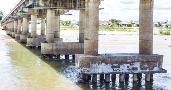 The bridge over 500m long across the Kon River in Binh Dinh has 11 pillars eroded.