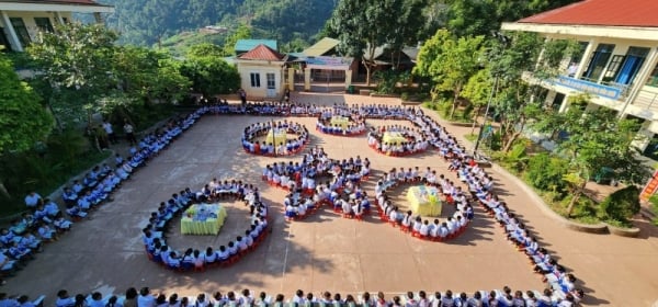 산악 국경 지역에 친절한 학교와 활동적인 학생들을 건설합니다.