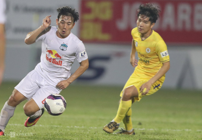 HAGL (in white) has not lost to Hanoi FC at Pleiku Stadium in the last three V-League seasons. Photo: Duc Dong