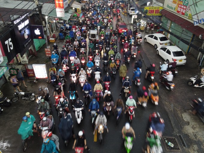 Tausende Motorräder drängten sich in der Ung Van Khiem Straße, die wegen Überschwemmungen auf einer Länge von über einem Kilometer gesperrt war. Foto: Dinh Van