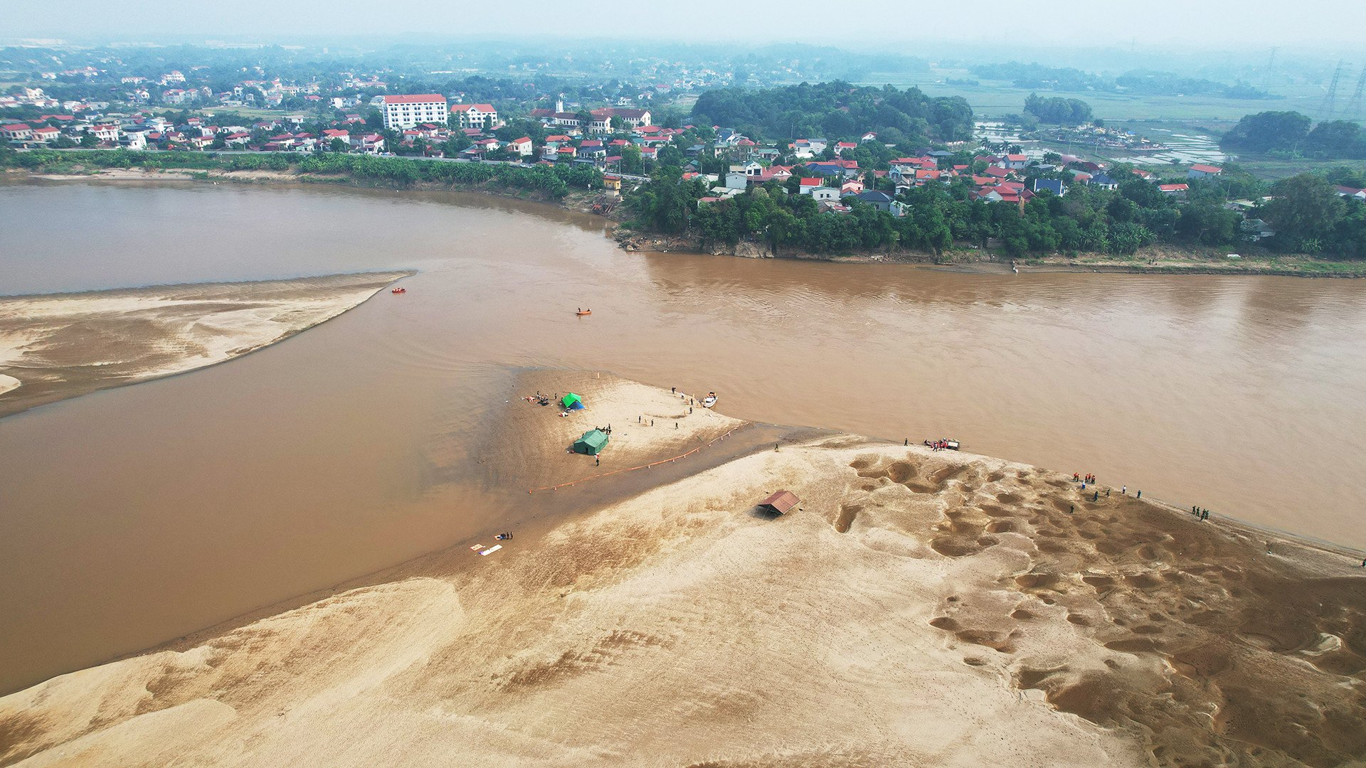 Đã tìm thấy 5 thi thể học sinh mất tích ở bãi sông Hồng