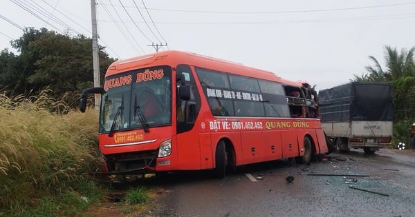 Le chauffeur de bus de Quang Dung a dépassé un camion et un accident s'est produit.