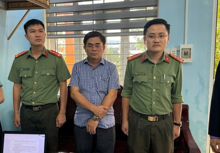 The Investigation Security Agency of Quang Binh Provincial Police issued a decision to prosecute and temporarily detain Nguyen Viet Son (Head of the Public Works Management Board of Le Thuy District). (Photo: Tran Tuan/Quang Binh Police)