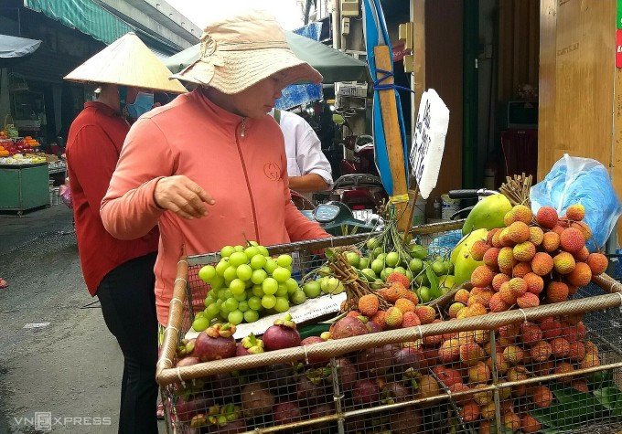 Tissus vendus sur des chariots devant le marché Xom Moi (Go Vap). Photo : Hong Chau